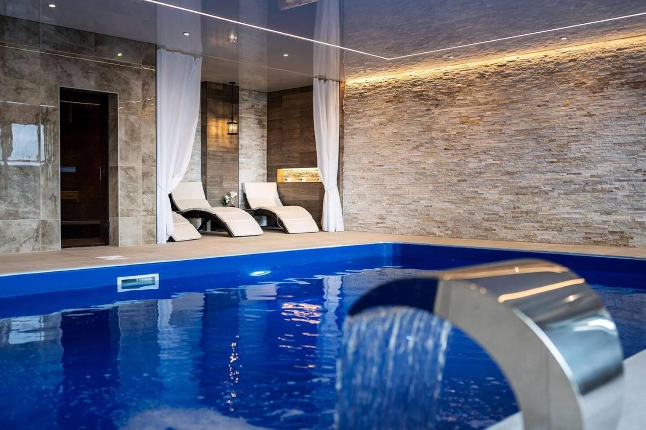 רות'ין Clwyd Gate Manor Pool Sauna Hottub Cave Wales מראה חיצוני תמונה