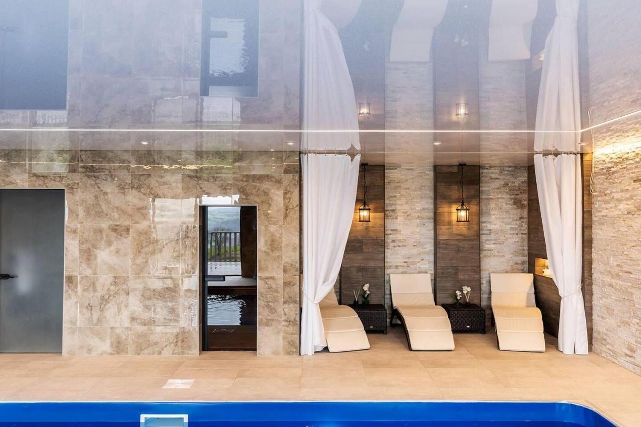 רות'ין Clwyd Gate Manor Pool Sauna Hottub Cave Wales מראה חיצוני תמונה
