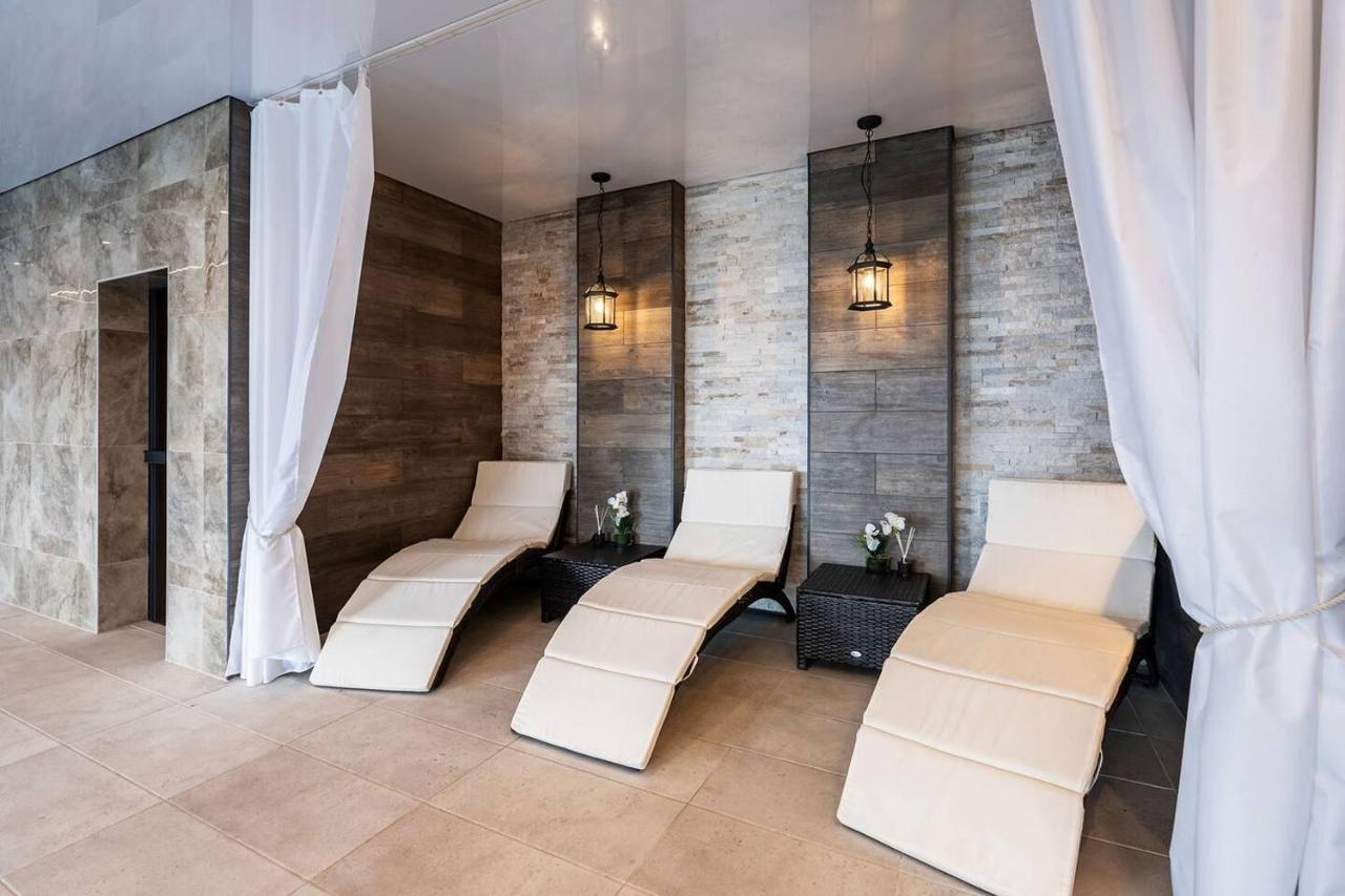רות'ין Clwyd Gate Manor Pool Sauna Hottub Cave Wales מראה חיצוני תמונה